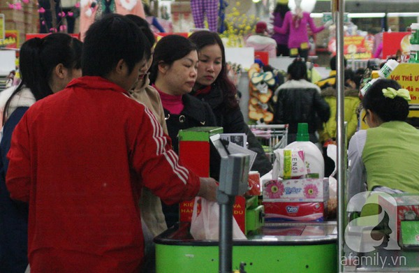 Người Hà Nội chen chân sắm Tết, siêu thị đông như nêm 4